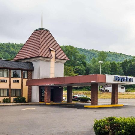 Days Inn By Wyndham Berlin Meriden Экстерьер фото