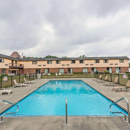 Days Inn By Wyndham Berlin Meriden Экстерьер фото