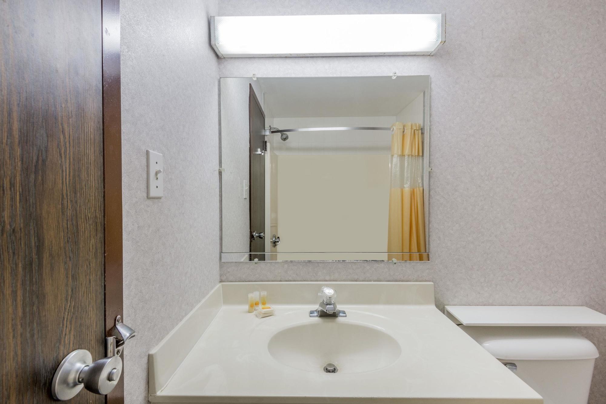 Days Inn By Wyndham Berlin Meriden Экстерьер фото
