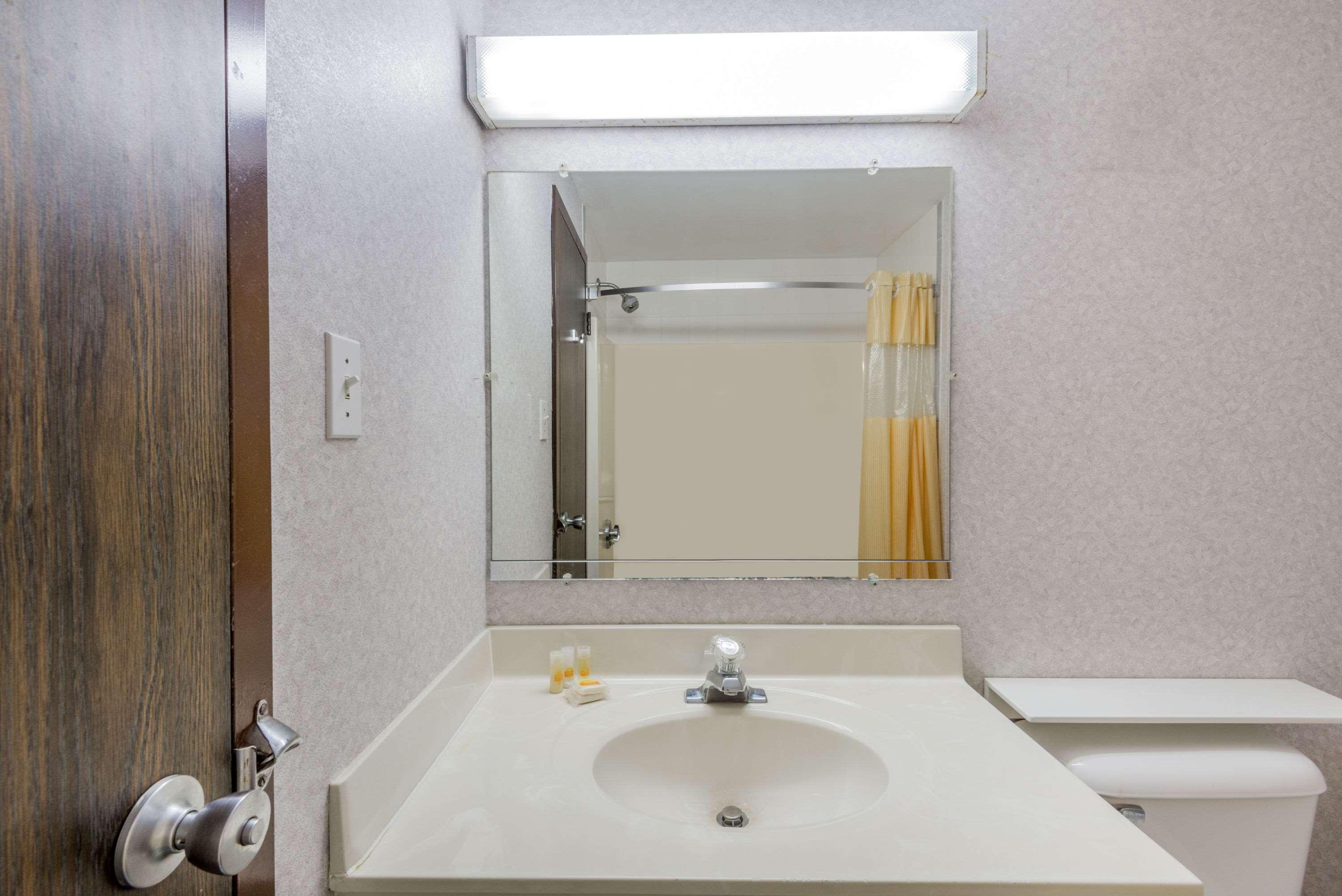 Days Inn By Wyndham Berlin Meriden Экстерьер фото