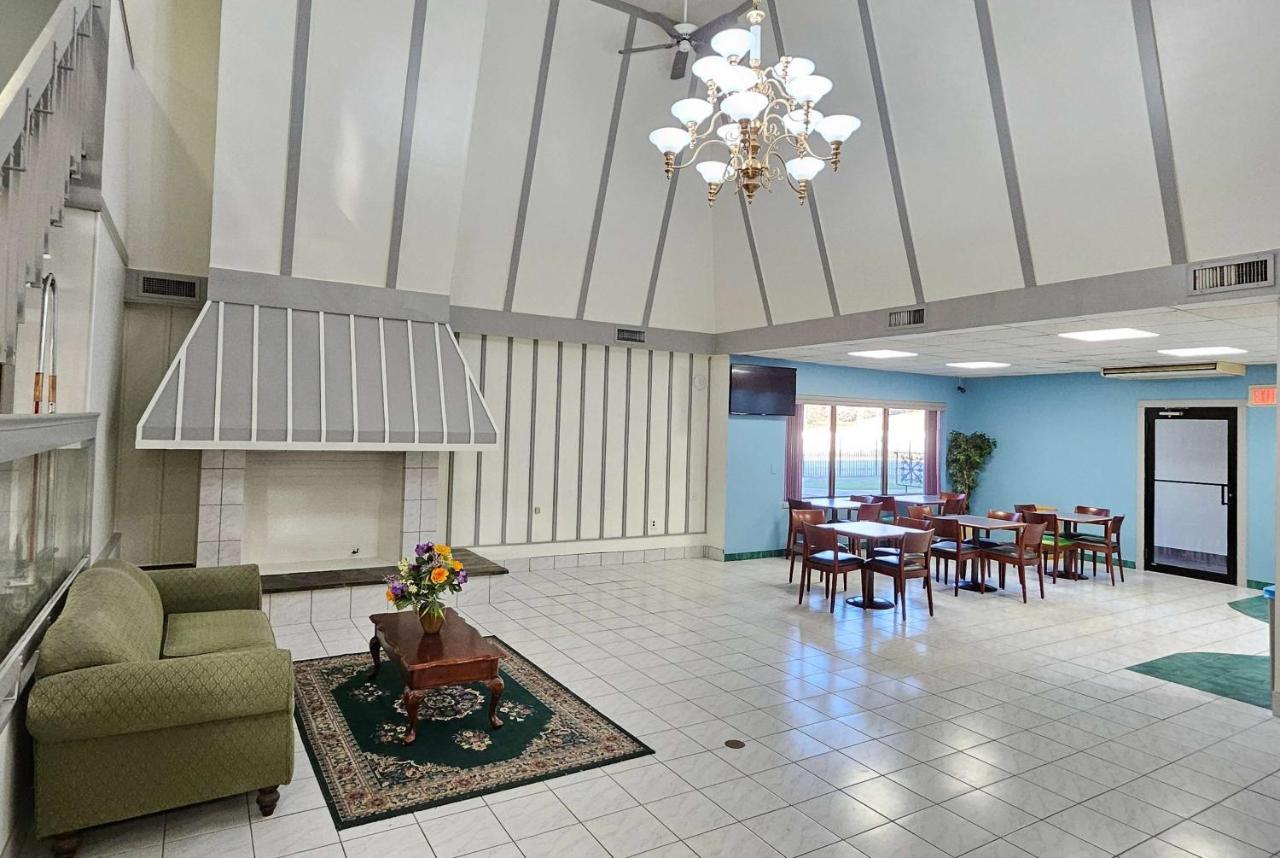 Days Inn By Wyndham Berlin Meriden Экстерьер фото
