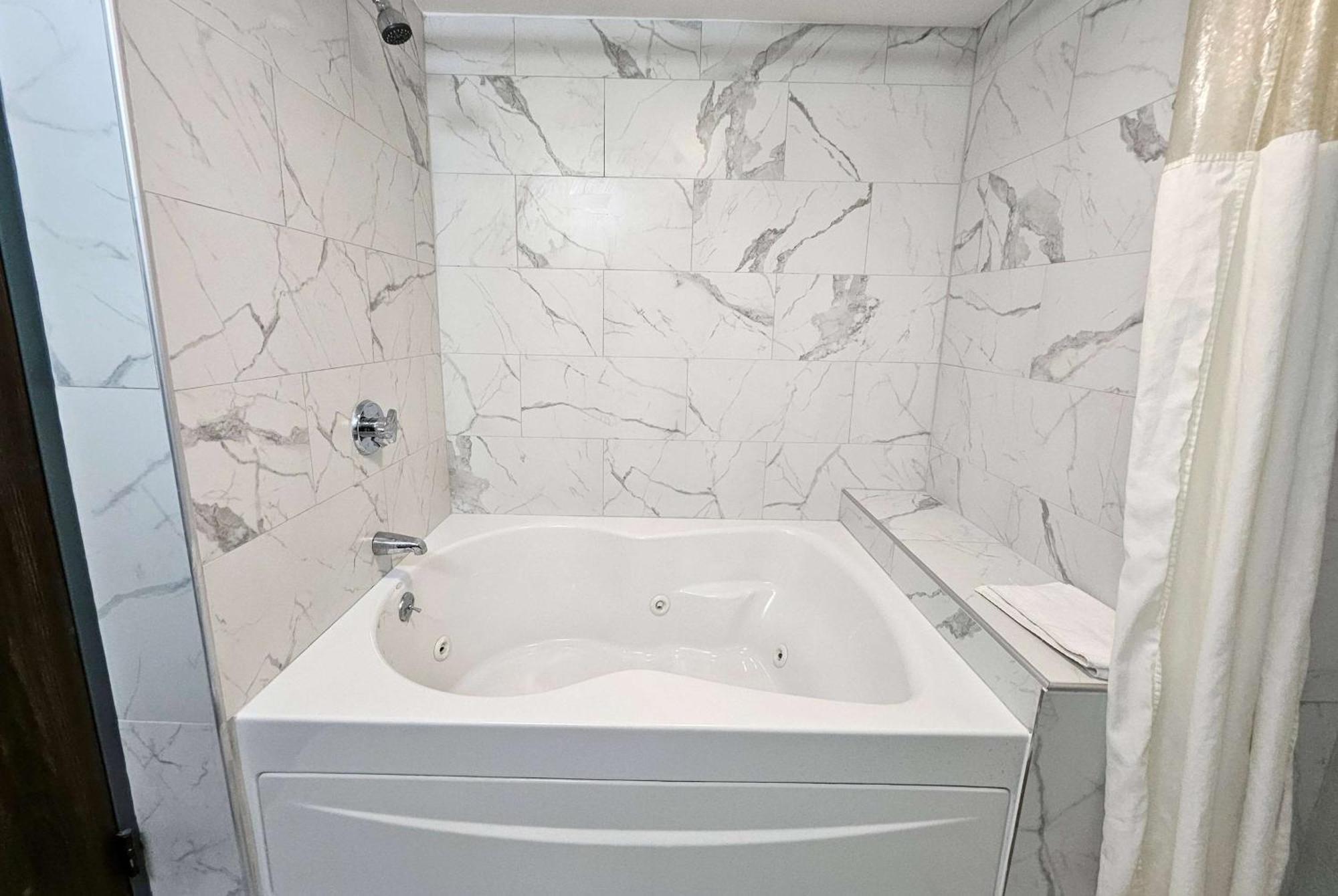 Days Inn By Wyndham Berlin Meriden Экстерьер фото