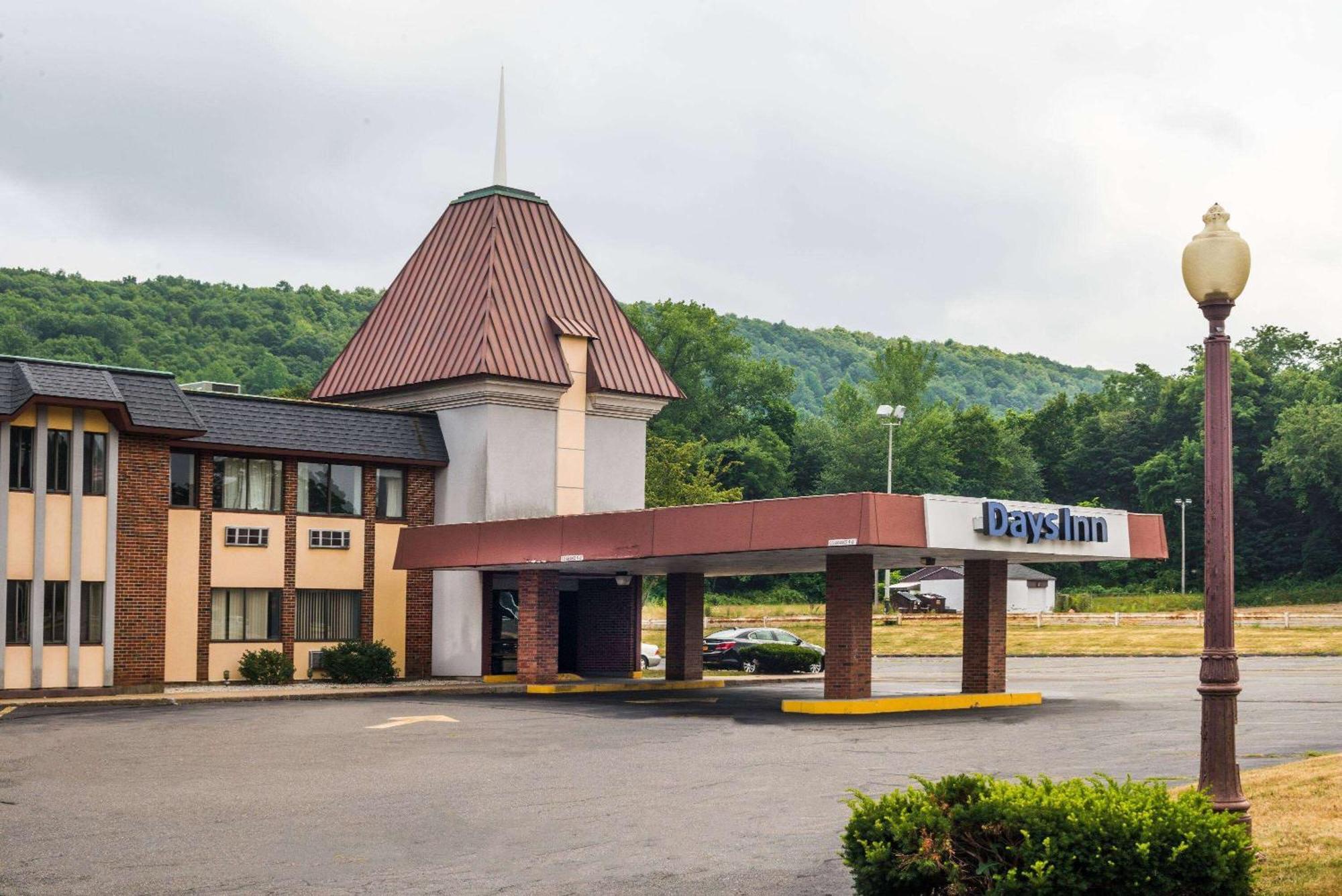 Days Inn By Wyndham Berlin Meriden Экстерьер фото